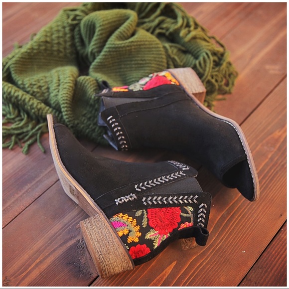 ✨LAST TWO✨Black Embroidered Open Toe Bootie - Picture 3 of 3